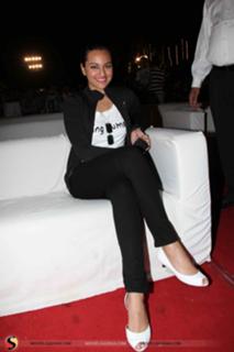 Sonakshi Sinha feet photo thumbnail