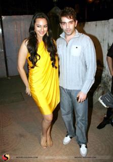 Sonakshi Sinha feet photo thumbnail