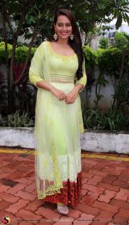 Sonakshi Sinha feet photo thumbnail