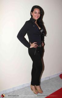 Sonakshi Sinha feet photo thumbnail