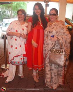 Sonakshi Sinha feet photo thumbnail