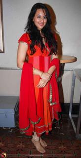 Sonakshi Sinha feet photo thumbnail