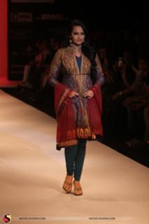 Sonakshi Sinha feet photo thumbnail
