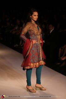 Sonakshi Sinha feet photo thumbnail