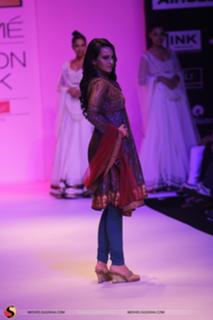 Sonakshi Sinha feet photo thumbnail