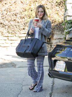 Hilary Duff feet photo thumbnail