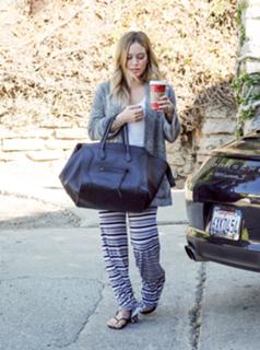 Hilary Duff feet photo thumbnail