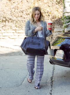 Hilary Duff feet photo thumbnail
