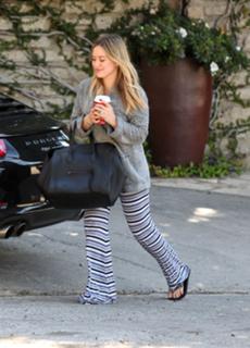 Hilary Duff feet photo thumbnail