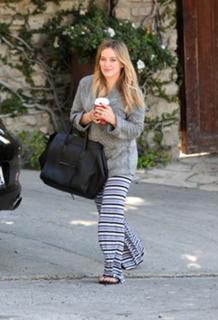 Hilary Duff feet photo thumbnail