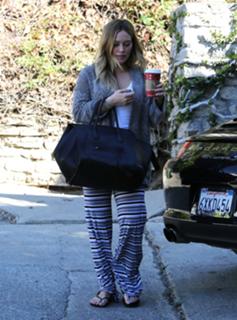 Hilary Duff feet photo thumbnail