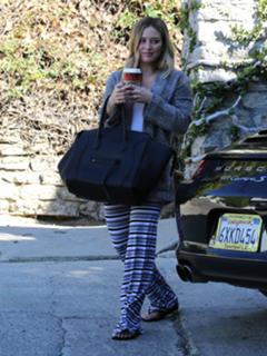 Hilary Duff feet photo thumbnail