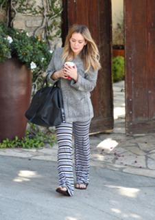 Hilary Duff feet photo thumbnail
