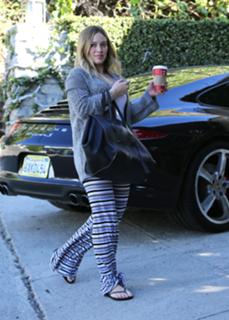 Hilary Duff feet photo thumbnail