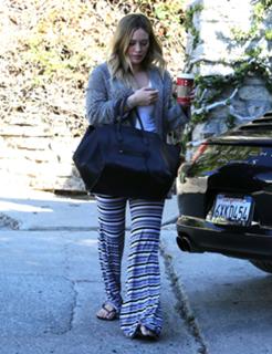 Hilary Duff feet photo thumbnail