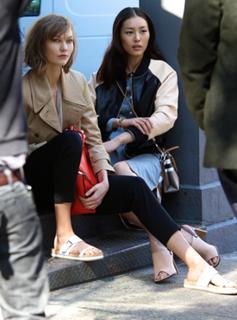 Karlie Kloss feet photo thumbnail