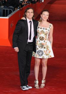 Scarlett Johansson feet photo thumbnail