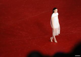 Rooney Mara feet photo thumbnail