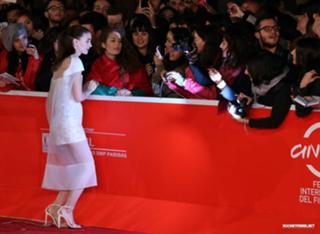 Rooney Mara feet photo thumbnail