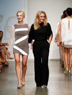 Jennie Garth feet photo thumbnail