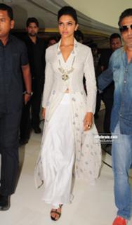Deepika Padukone feet photo thumbnail