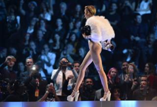 Miley Cyrus feet photo thumbnail