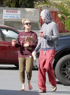 Kaley Cuoco feet photo thumbnail