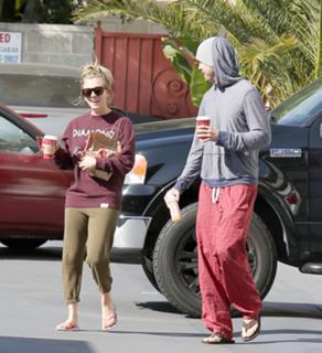 Kaley Cuoco feet photo thumbnail