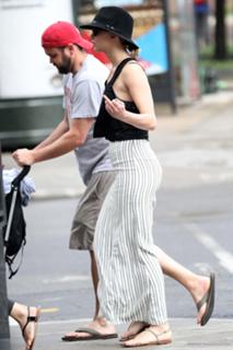 Jennifer Lawrence feet photo thumbnail