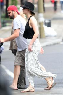 Jennifer Lawrence feet photo thumbnail