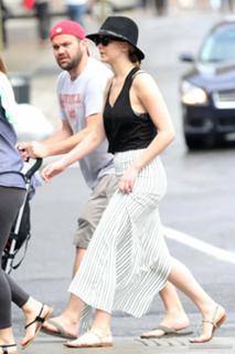 Jennifer Lawrence feet photo thumbnail