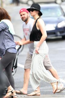 Jennifer Lawrence feet photo thumbnail