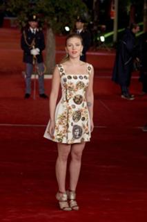 Scarlett Johansson feet photo thumbnail