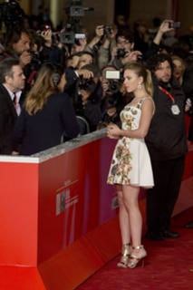 Scarlett Johansson feet photo thumbnail
