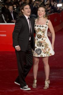 Scarlett Johansson feet photo thumbnail