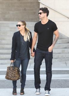 Kaley Cuoco feet photo thumbnail