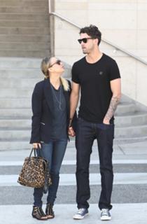 Kaley Cuoco feet photo thumbnail