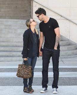 Kaley Cuoco feet photo thumbnail