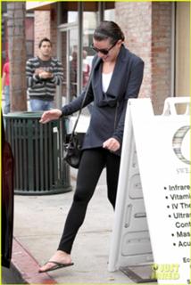 Lea Michele feet photo thumbnail