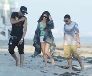 Selena Gomez feet photo thumbnail