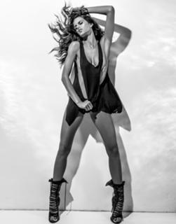 Izabel Goulart feet photo thumbnail