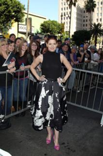 Debra Messing feet photo thumbnail