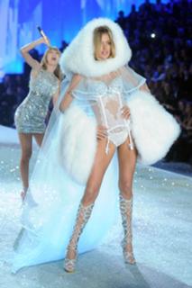 Doutzen Kroes feet photo thumbnail