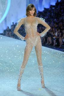 Karlie Kloss feet photo thumbnail