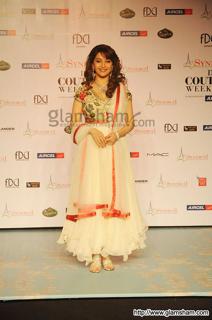Madhuri Dixit feet photo thumbnail