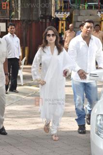 Madhuri Dixit feet photo thumbnail