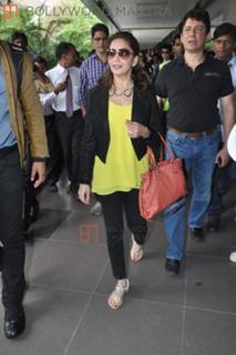 Madhuri Dixit feet photo thumbnail