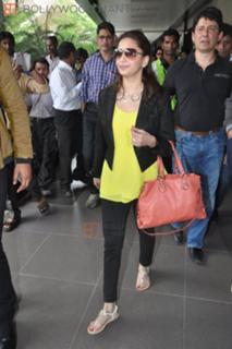Madhuri Dixit feet photo thumbnail
