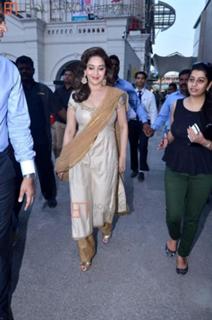 Madhuri Dixit feet photo thumbnail