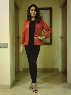 Madhuri Dixit feet photo thumbnail